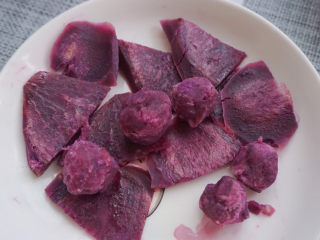 4、水晶粽子,可以将紫薯搓成圆团