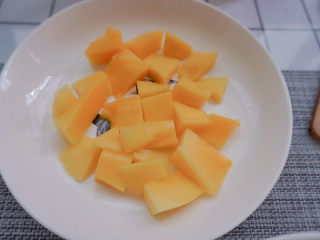 5、水晶粽子,准备好芒果，切成小块（主要看自己喜欢什么馅料就准备什么水果哦）