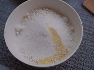 9、水晶粽子,倒入少许花生油