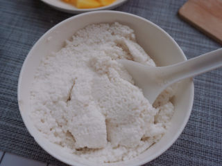 10、水晶粽子,加入温水压实，弄成粘稠状