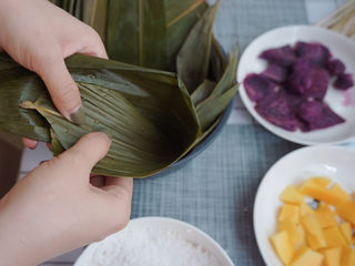 11、水晶粽子,准备两片粽叶交叠重合做成锥形