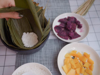 12、水晶粽子,往粽叶内加入少许西米压实