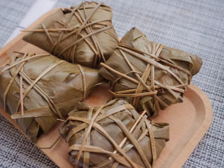 18、水晶粽子,大火放入水中焖煮1.5小时后捞出沥干水分