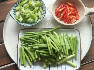 5、蒜薹炒鸡胗,蒜薹洗干净后切段，小米椒切成辣椒圈，青椒切小块；