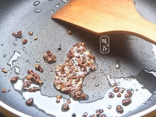 6、蒜薹炒鸡胗,锅内放入油，油热后倒入花椒爆香；
