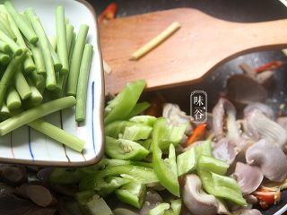 9、蒜薹炒鸡胗,倒入青椒和蒜薹翻炒至蒜薹断生；