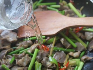 11、蒜薹炒鸡胗,放少许水；
