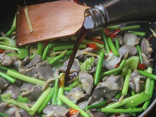 12、蒜薹炒鸡胗,再加入2匙生抽，2匙老抽，翻炒至鸡胗全部上色；