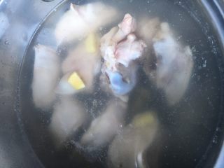 1、冰糖焖猪蹄,猪蹄洗净后，冷水入锅加姜片煮两分钟