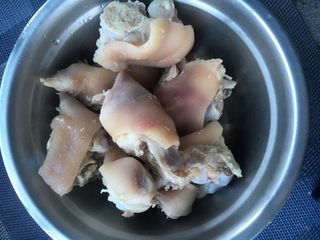 2、冰糖焖猪蹄,捞出冷水冲洗干净浮沫