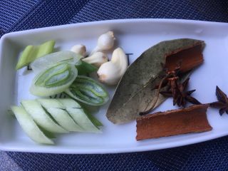 3、冰糖焖猪蹄,香料该洗的洗，该切的切