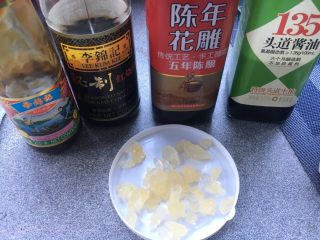 4、冰糖焖猪蹄,再准备好酱料，等会做菜时就得心应手了