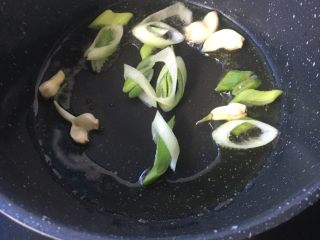 6、冰糖焖猪蹄,先下葱蒜爆香