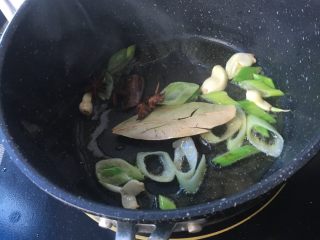 7、冰糖焖猪蹄,再下香料爆香