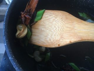 8、冰糖焖猪蹄,捞出所有的香料，只剩下油