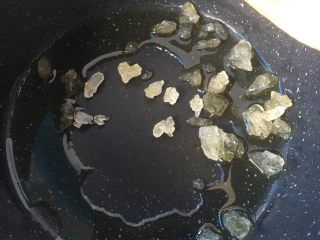 9、冰糖焖猪蹄,放入冰糖熬糖色