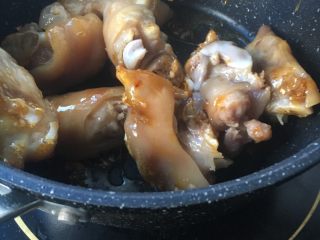 11、冰糖焖猪蹄,马上倒入猪蹄翻炒