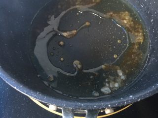 10、冰糖焖猪蹄,时不时地翻几下至糖溶化