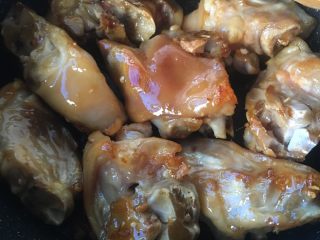 12、冰糖焖猪蹄,这时很容易炒焦，要不停地翻炒