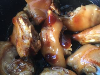 13、冰糖焖猪蹄,等上色均匀后加入全部的酱料