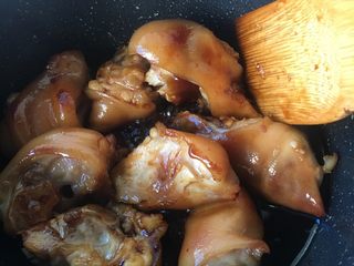 14、冰糖焖猪蹄,继续翻炒均匀