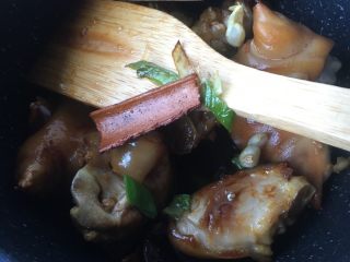 15、冰糖焖猪蹄,再加入刚才捞出的香料炒开
