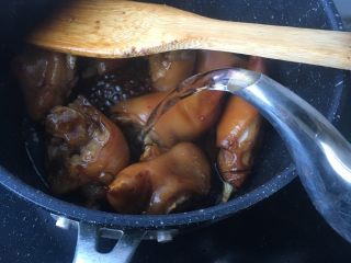 16、冰糖焖猪蹄,倒入开水