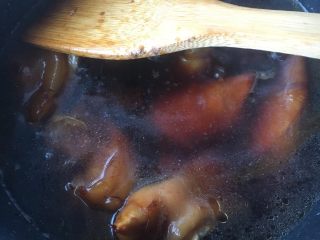 17、冰糖焖猪蹄,水量要没过猪蹄