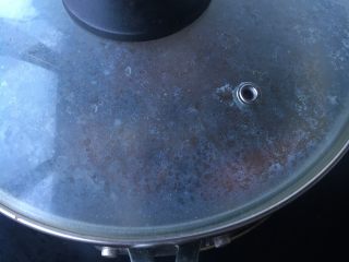 18、冰糖焖猪蹄,再转小火加盖焖1小时