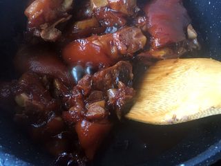 19、冰糖焖猪蹄,中途开盖翻拌几次，看看水量，以防粘锅