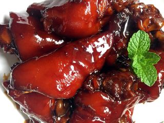 21、冰糖焖猪蹄,装盘上桌