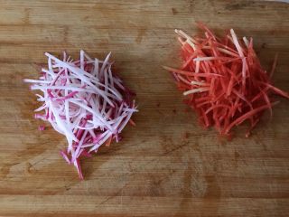 1、家常炸酱面,胡萝卜、白萝卜切丝,我是用擦丝器直接擦出来的,肉丁备好。我们是家常做法,家里有什么现成食材也可以拿来用,不一定非要和图片中或者别人一模一样,对生活的态度对了,怎么样做出来都是营养又美味的。