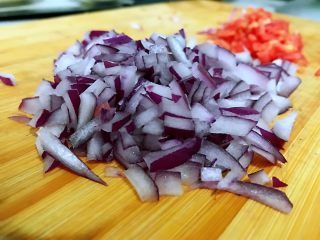 2、家常炸酱面,洋葱蒜切好。