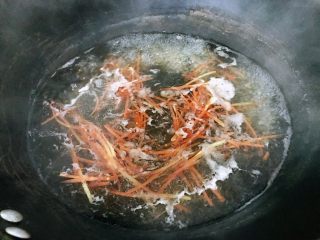 4、家常炸酱面,黑豆和青豌豆捞出后,分别焯水白萝卜和红萝卜1分钟捞出,放两个餐具中,不要混合在一起就行。如果生的喜欢吃不焯水也可以。曾经我拿一根胡萝卜啃,同事当我是怪物。