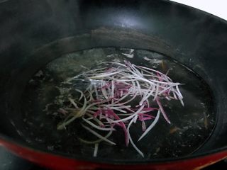 5、家常炸酱面,焯水白萝卜。