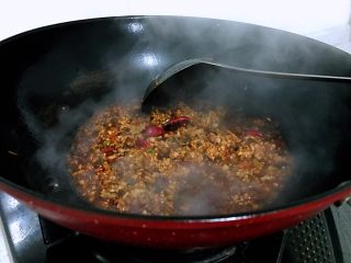 7、家常炸酱面,下肉丁炒,到肉变色,转小火放适量生抽、十三香、料酒,大火炒煮入味,出锅时放盐和鸡精,装碗备用。我的肉是在买肉的地方加工好的里面有姜和葱,所以没有额外加,肉可选8分瘦2分肥的。炒的过程中如太干,可加适量水。