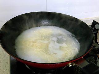 8、家常炸酱面,锅中水烧开,放面条,用筷子捞散,大火煮开,舀一小碗清水,继续再煮开,煮2-3分钟,面条捞碗中,两碗,俩人量。