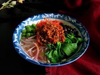 11、家常炸酱面,吃的时候一起拌匀,别有一番风味。