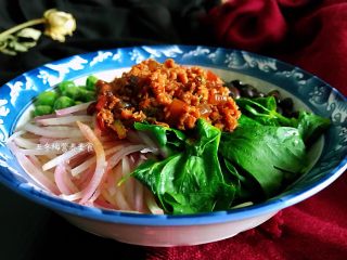 10、家常炸酱面,上面依次码刚做好的菜,浇上肉酱。