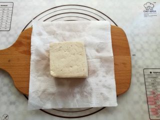 2、豆腐茄子酱三明治,豆腐用厨房纸吸干水份,取100克份量