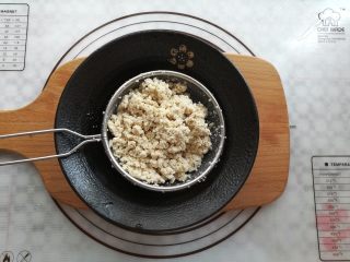 3、豆腐茄子酱三明治,挤掉豆腐中多余的水份,搓成豆腐碎