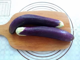 4、豆腐茄子酱三明治,准备2根茄子,去掉茄子蒂