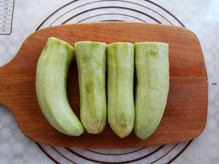 5、豆腐茄子酱三明治,茄子去皮切成2段