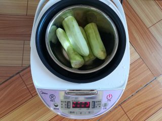 6、豆腐茄子酱三明治,用电饭煲隔水蒸20分钟(如果有微波炉可以直接叮一分钟)