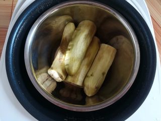 7、豆腐茄子酱三明治,茄子蒸熟后关火取出放凉