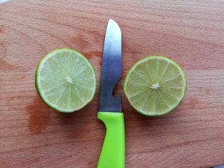 10、豆腐茄子酱三明治,柠檬切成2半