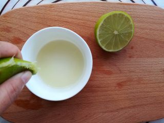 11、豆腐茄子酱三明治,取半个柠檬挤出柠檬汁备用