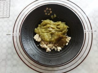 12、豆腐茄子酱三明治,用一个干净的大碗装上豆腐,茄子酱和调味料