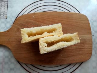 15、豆腐茄子酱三明治,在厚吐司的横切面挖出2条槽