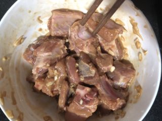 5、蒜蓉排骨蒸苦瓜,搅拌好的排骨，腌制半小时入味